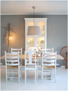 białe krzesła w stylu skandynawskim